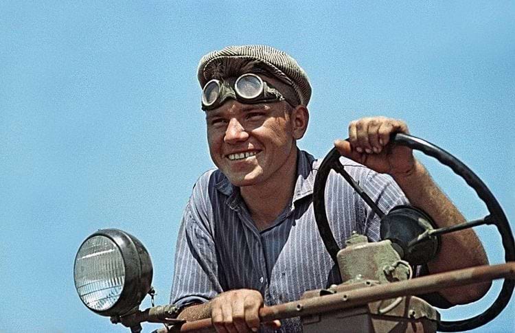 Кубанец Виктор Кривошеев на поле, ударник коммунистического труда, 1963 год