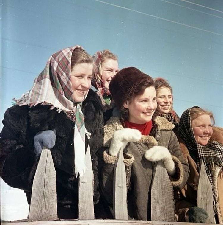 Доярки колхоза &laquo;Авангард&raquo; с ведрами молока, Горьковская область, 1957&ndash;1960
