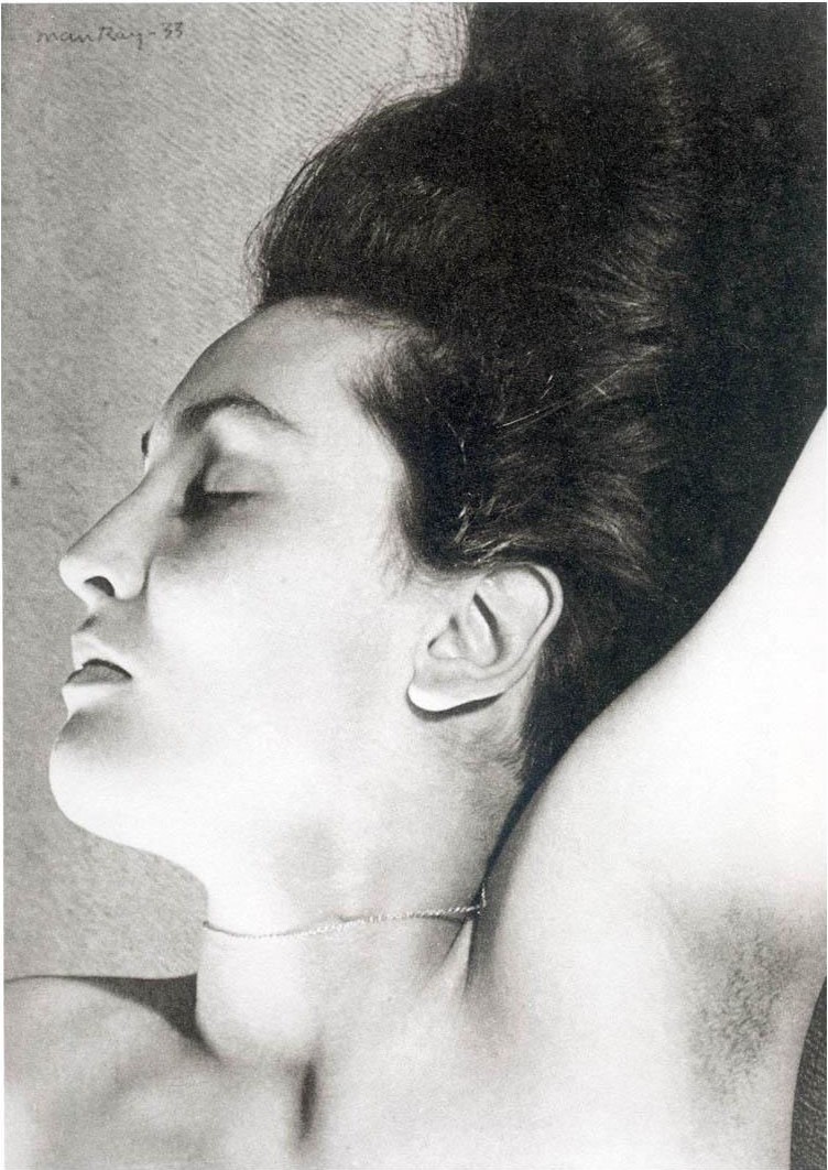 Мерет Оппенгейм у типографского пресса, 1933 год