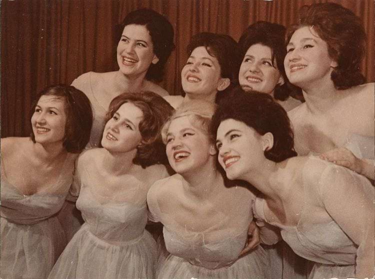 Советские артистки позируют на фоне занавеса, 1950-е