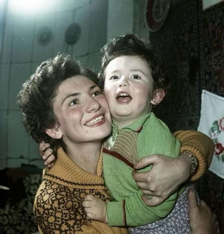 Мать с ребенком на руках, 1957 год