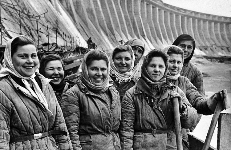 Комсомолки на строительстве гидроэлектростанции, 1930-е годы