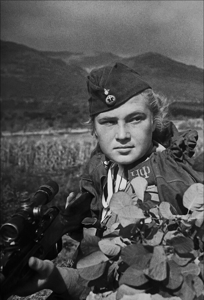 Снайпер Лиза Миронова, Новороссийск, 1943 год, фото Евгения Халдея