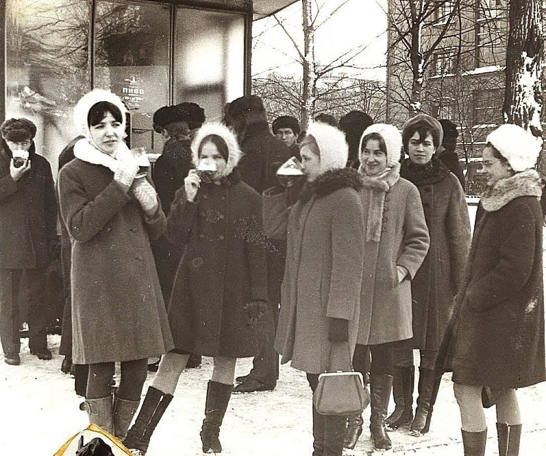 Девушки у пивного павильона, Ленинград, 1972