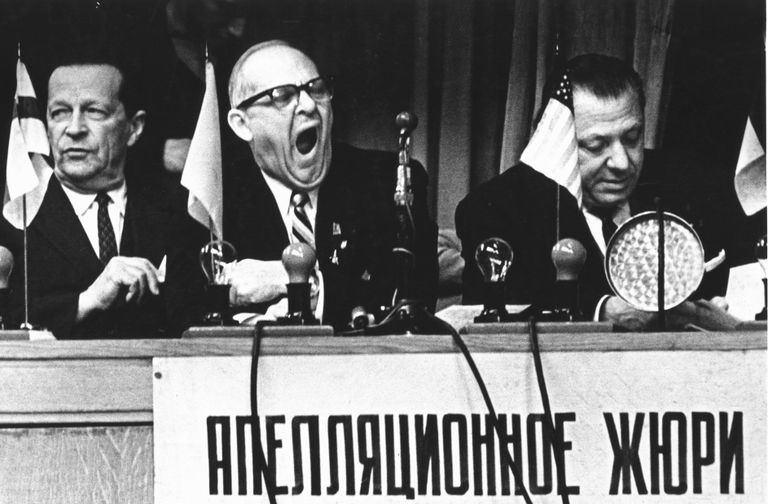 А судьи кто? Снимок Бородулина, Москва, 1960 год