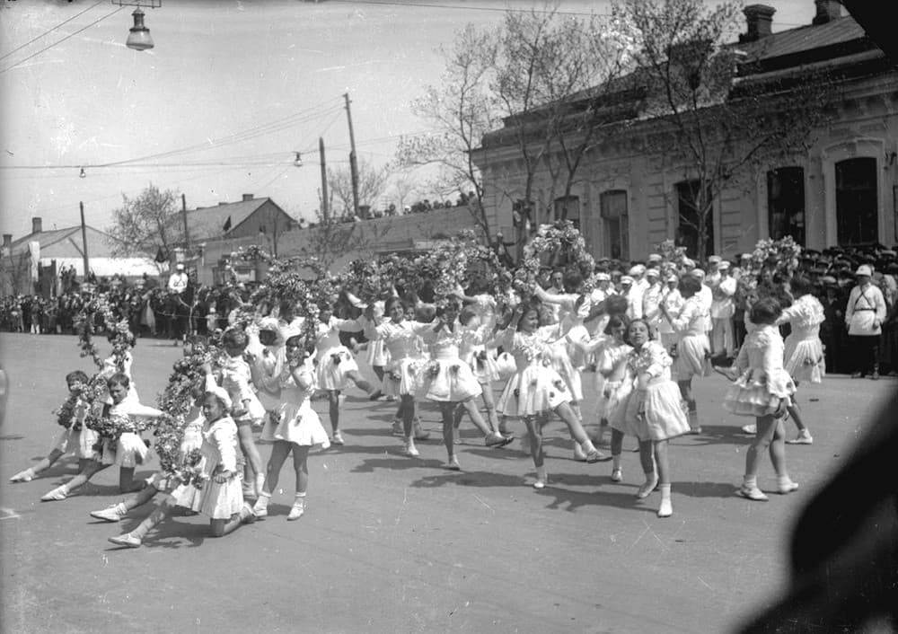 Выступление детей на первомайской демонстрации в Сталино (Донецк), 1935 год
