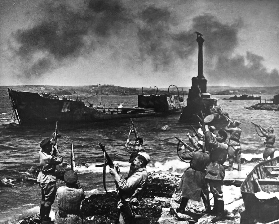 Салют в освобождённом Севастополе, май 1944 года, фото Евгения Халдея