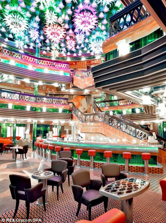 Роскошный интерьер ресторана на борту Costa Concordia до крушения