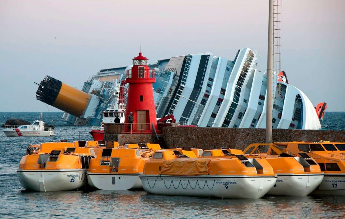 Лайнер Costa Concordia лежит на боку рядом со спасательными шлюпками