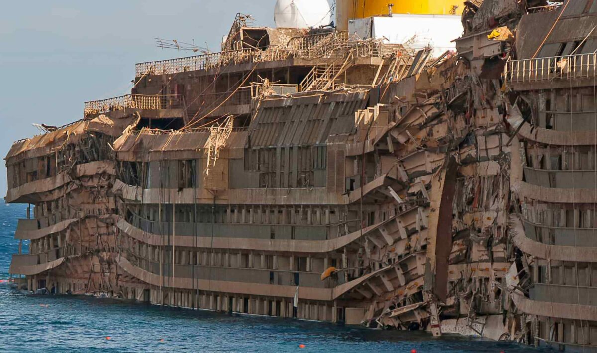Поднятый со дна корпус Costa Concordia перед транспортировкой на утилизацию