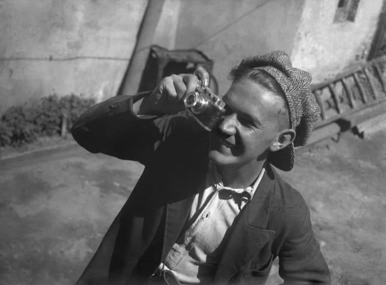 Молодой фотокорреспондент Евгений Халдей в 1935 году