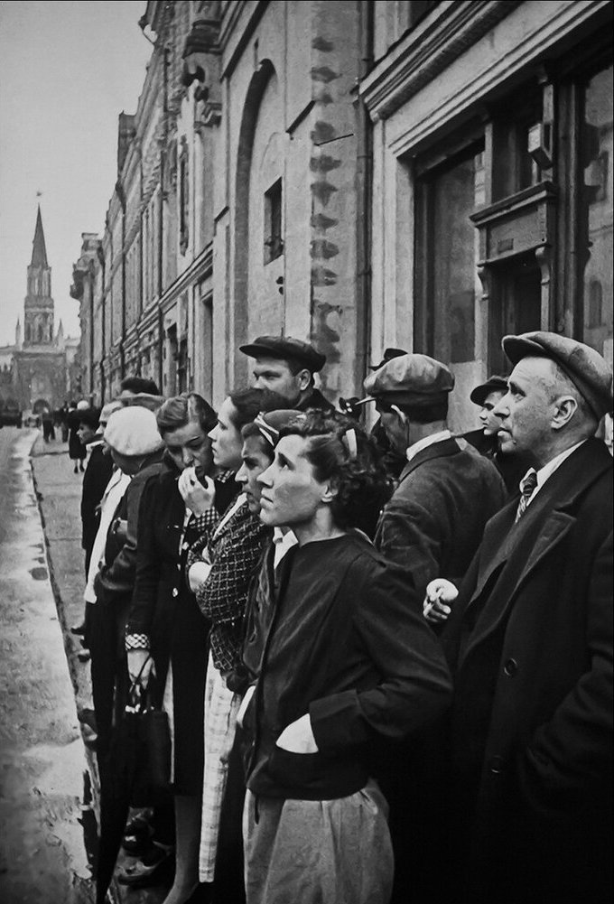 Первый день войны &mdash; москвичи слушают речь Молотова, 22 июня 1941 года, фото Евгения Халдея