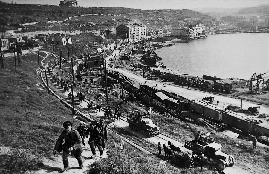 Освобождённый Севастополь, май 1944 года, фото Евгения Халдея