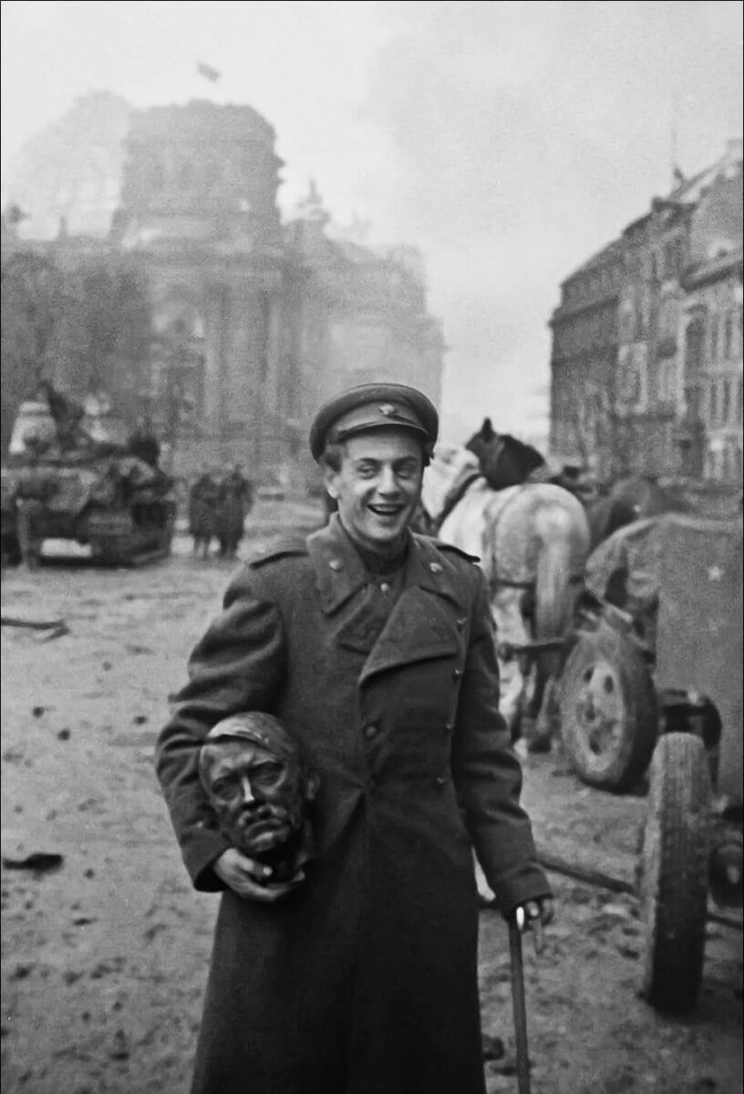 Евгений Халдей в Севастополе, 1944 год