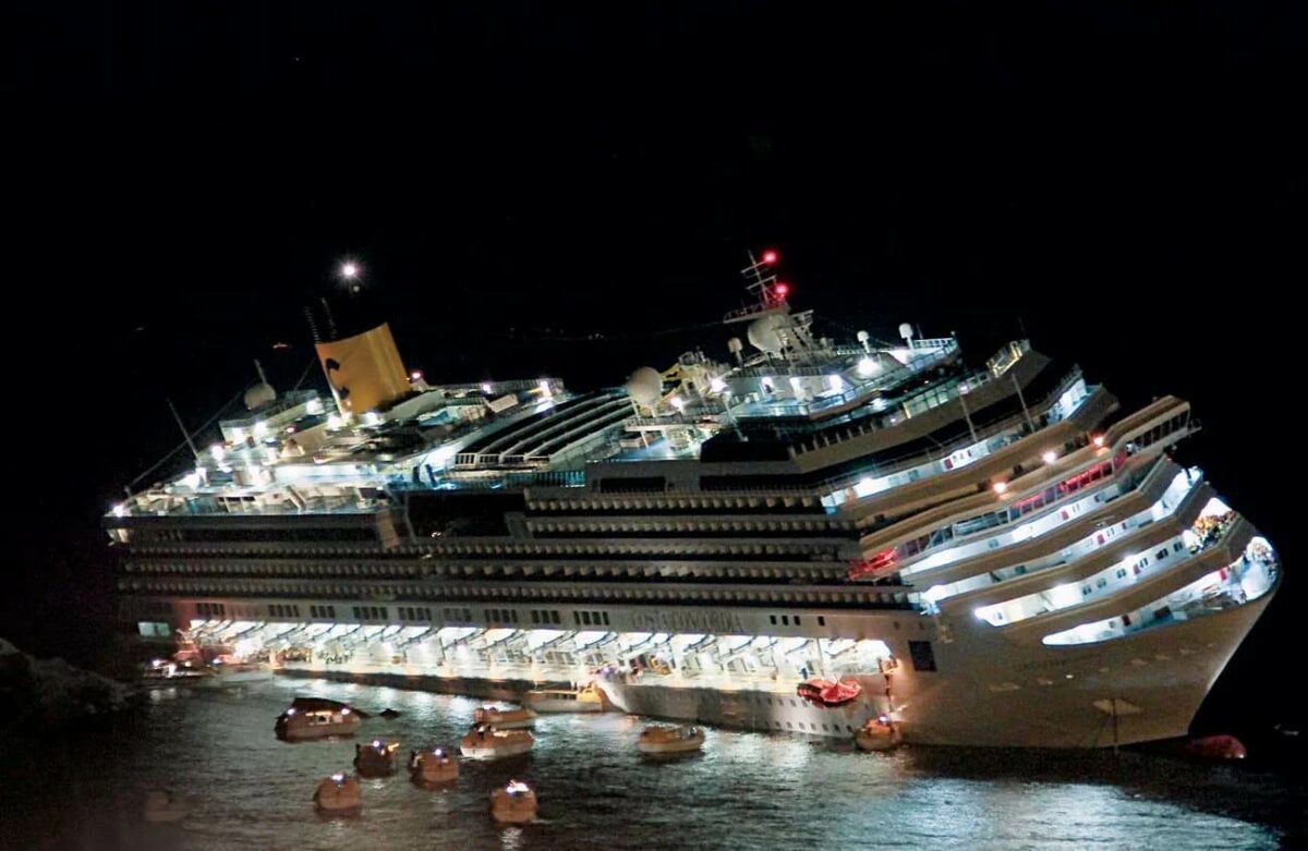 Пассажиры Costa Concordia в панике при сильном крене судна