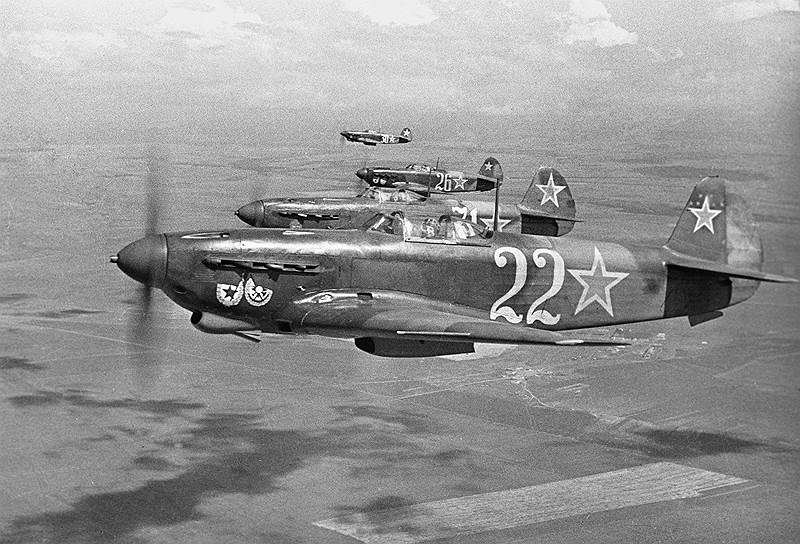 Истребители Як-9Д в небе над Севастополем, май 1944 года