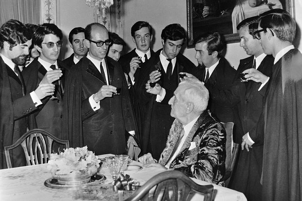 Салазар принимает группу студентов в 1969 году после инсульта и отстранения от власти