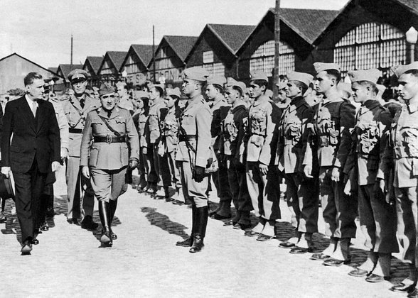 Салазар проводит смотр войскам перед их отправкой в Африку, 1950-е годы