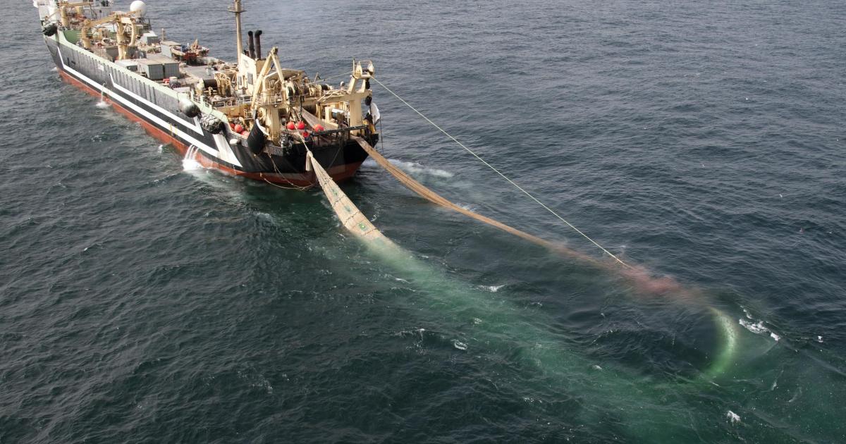 Рыболовное траловое судно с сетями посреди открытого моря