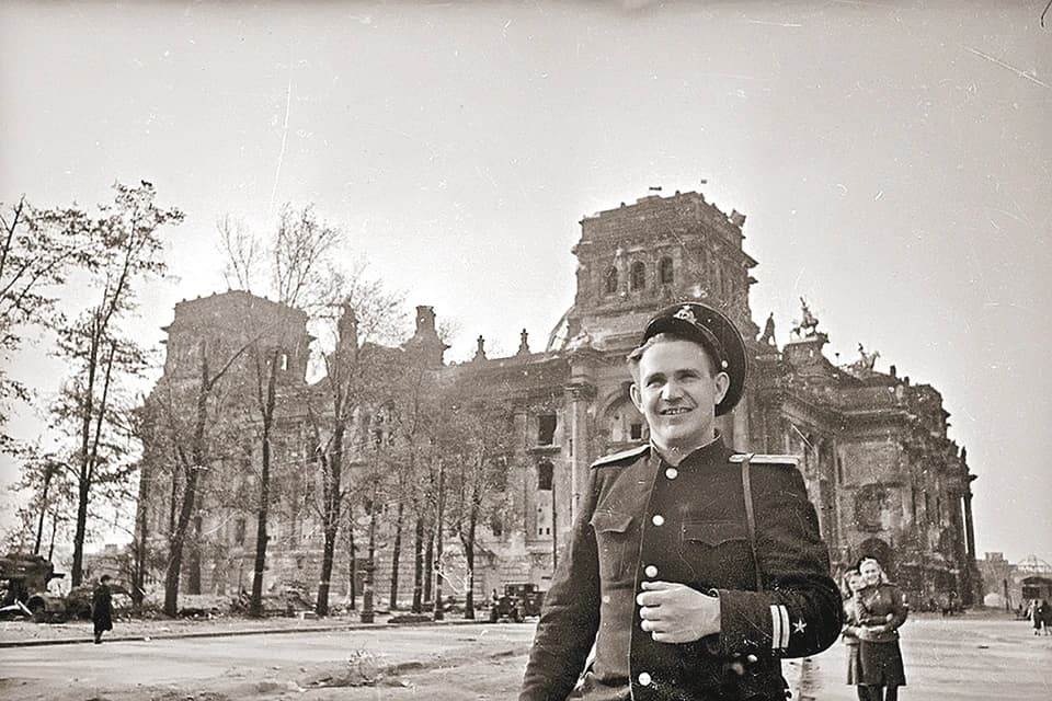 Евгений Халдей у разрушенного Рейхстага, Берлин, май 1945 года