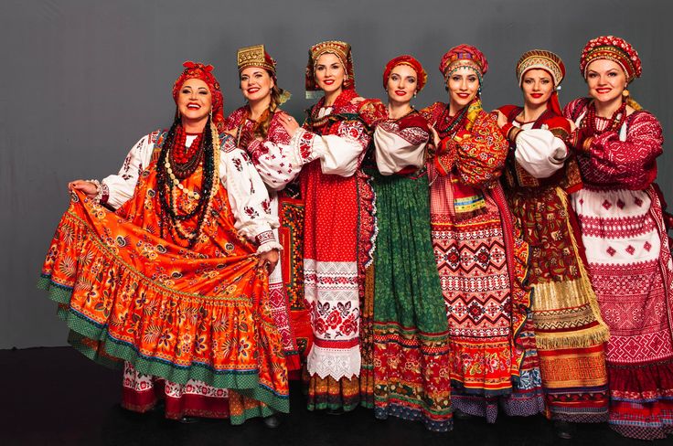 Женский фольклорный ансамбль в народных костюмах