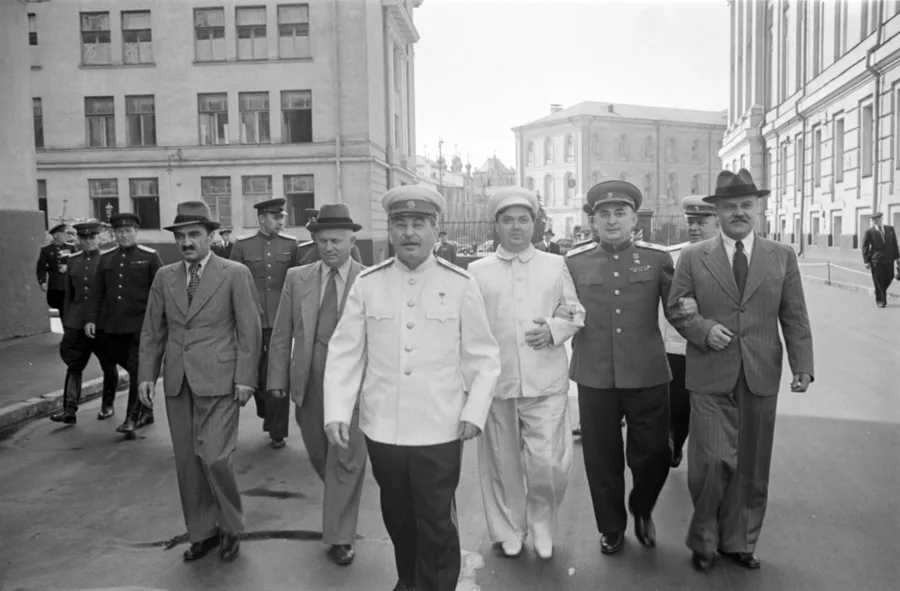 Иосиф Сталин с соратниками &mdash; Берией, Хрущёвым, Маленковым и Булганиным