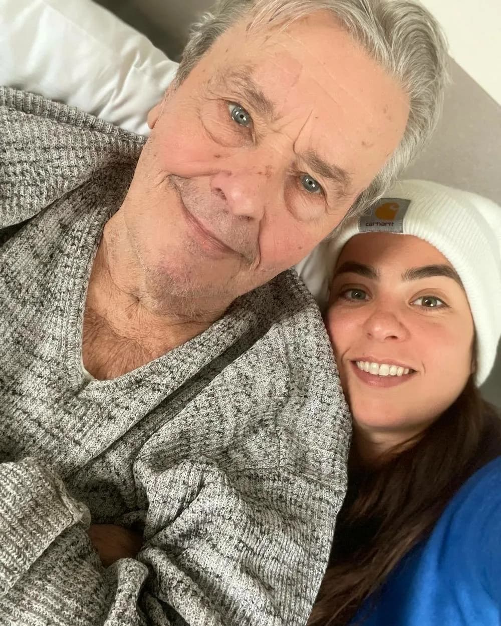Фото 88-летнего Алена Делона и его дочери - одно из тех, которые она показала в соцсетях весной 2024