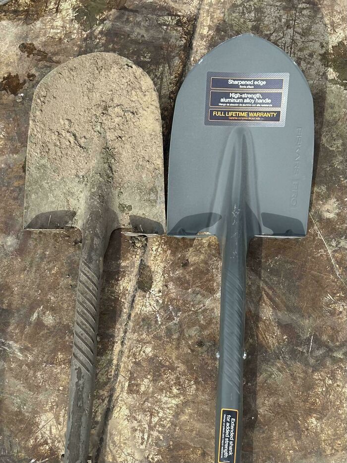 Грязная лопата рядом с новой серой Fiskars