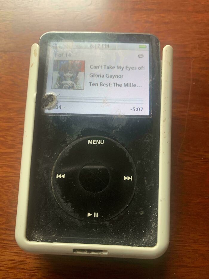 Грязный iPod в белом чехле с песней Gloria Gaynor