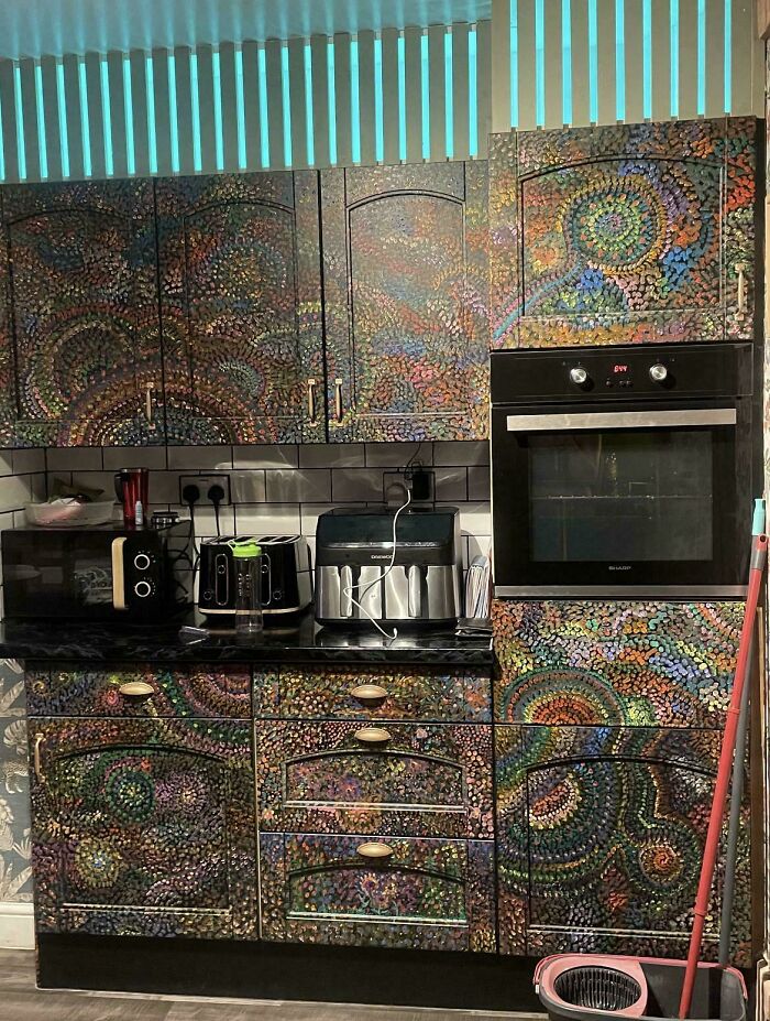 Кухонные шкафы в яркой блестящей мозаике