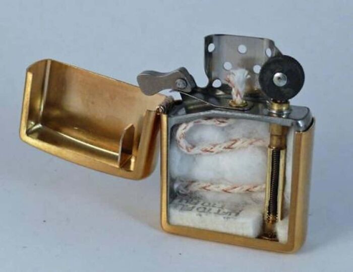 Зажигалка Zippo в разрезе с ватой и механизмом