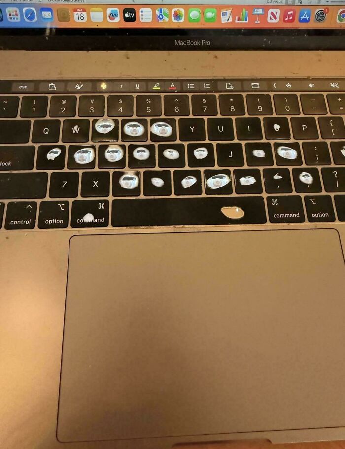 Клавиатура MacBook со стёртыми буквами на рабочих клавишах