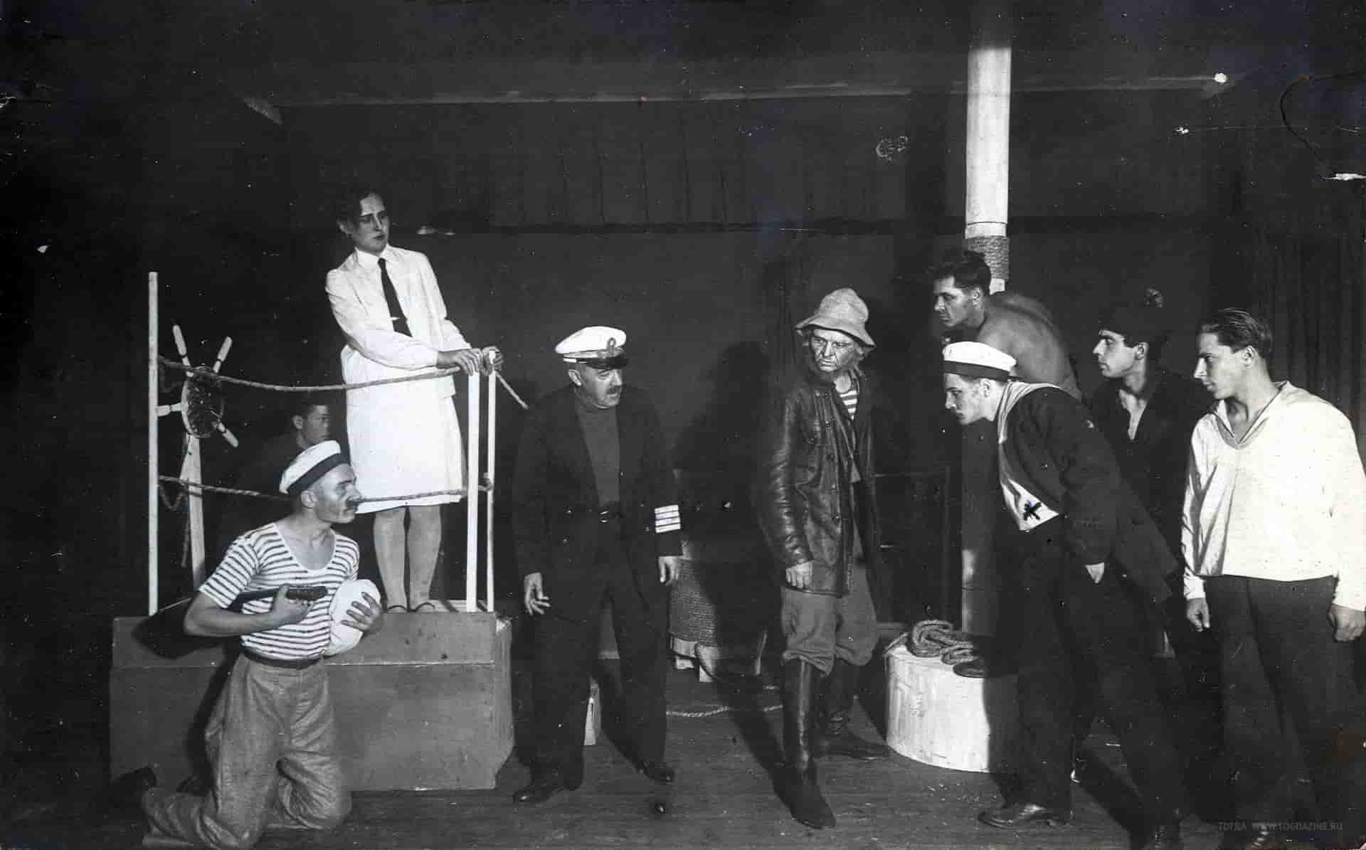 Советский театр 1920-х годов, сцена и рабочие сцены &mdash; иллюстрация к теме рассказа &laquo;Монтёр&raquo;