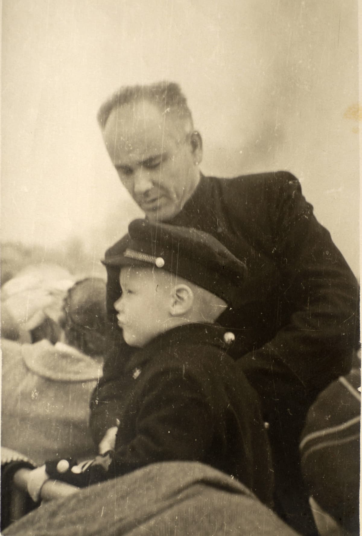 Владимир с отцом Алексеем Александровичем 1956 год