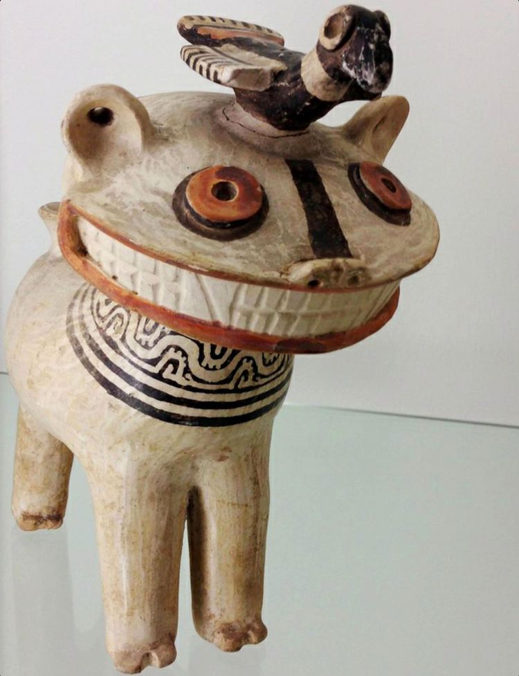 Перуанский сосуд в форме дикой кошки с птицей, 200–700 годы нашей эры