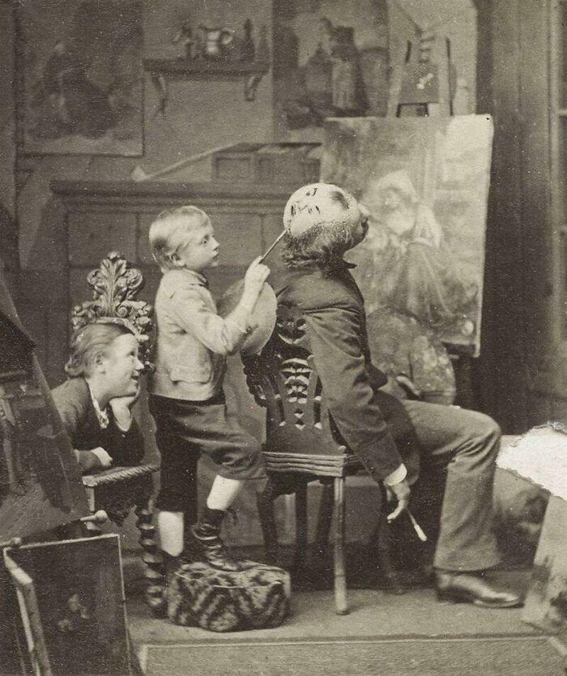Мальчик рисует лицо на лысине папы, 1877