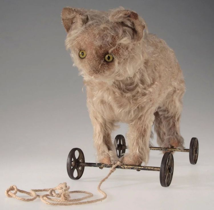 Плюшевая игрушка-кошка на колёсиках компании Steiff, Германия, 1890 год