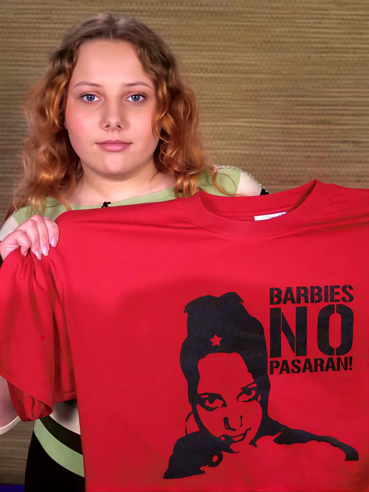 Алена Мигачева с красной футболкой со своим портретом и надписью No Barbies Pasaran