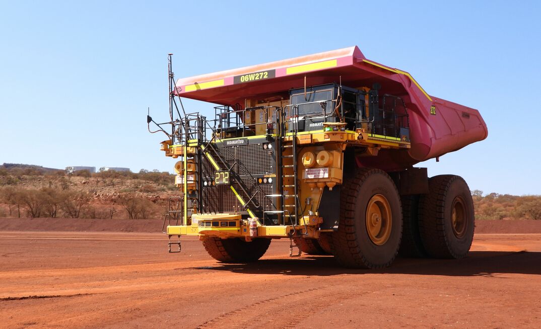 Беспилотный карьерный самосвал Komatsu на руднике Rio Tinto в Австралии