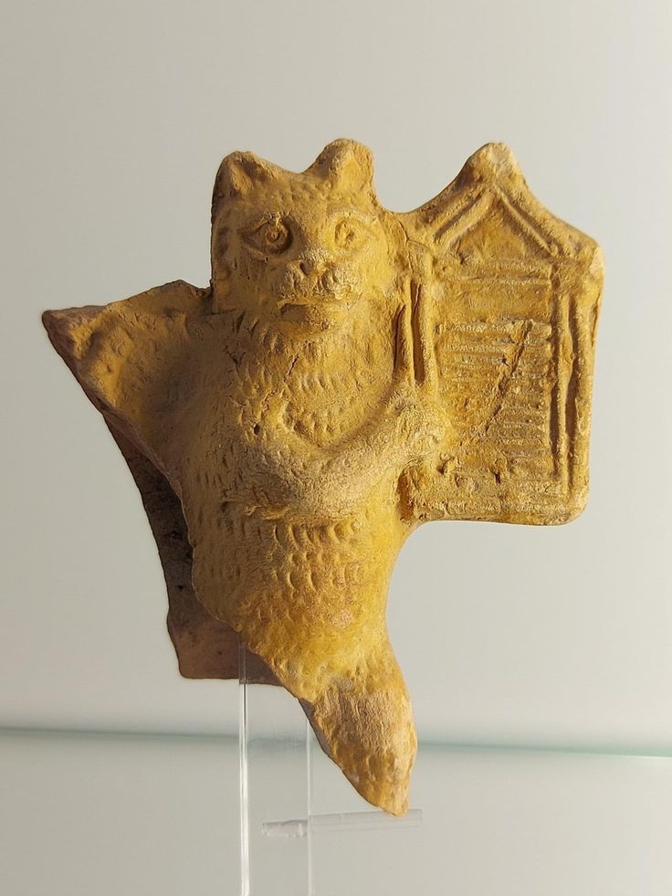 Глиняная фигурка кошки с арфой из римского Египта, I век нашей эры