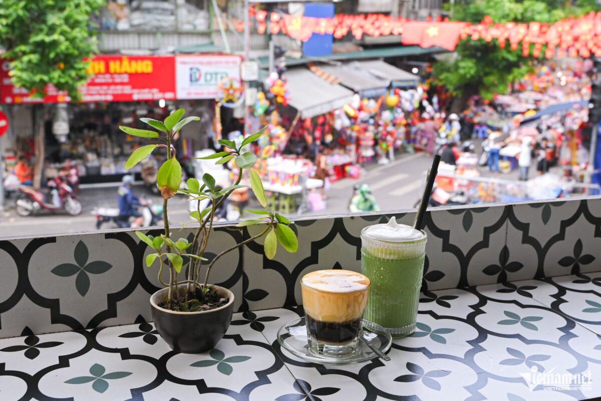 чашка яичного кофе на фоне улицы Ханоя Vietnam