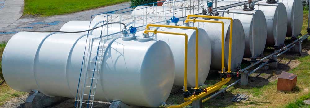Цистерна с гидроочищенным растительным маслом HVO на современном нефтеперерабатывающем заводе Neste