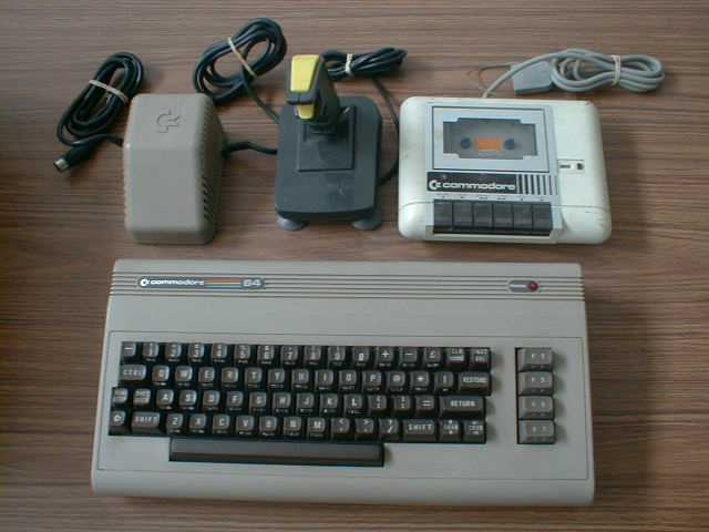 Commodore 64 с джойстиком, 1982 год