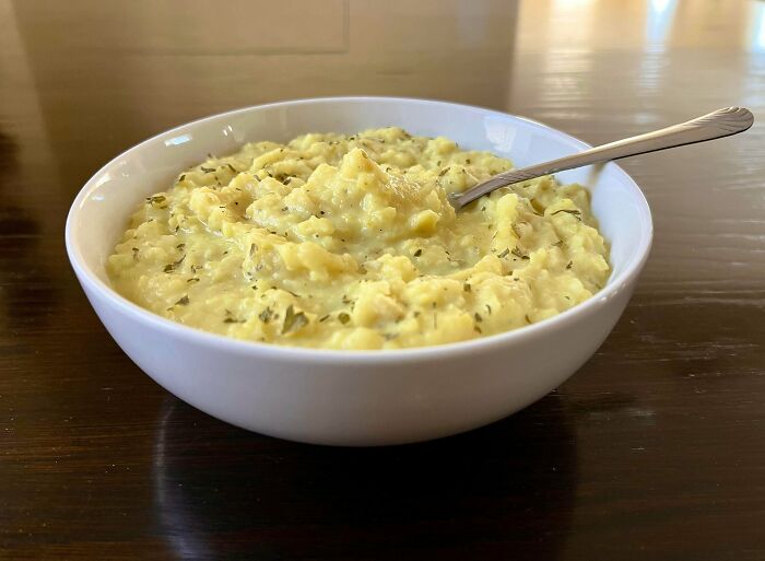 Горячее молоко и масло для пышного картофельного пюре