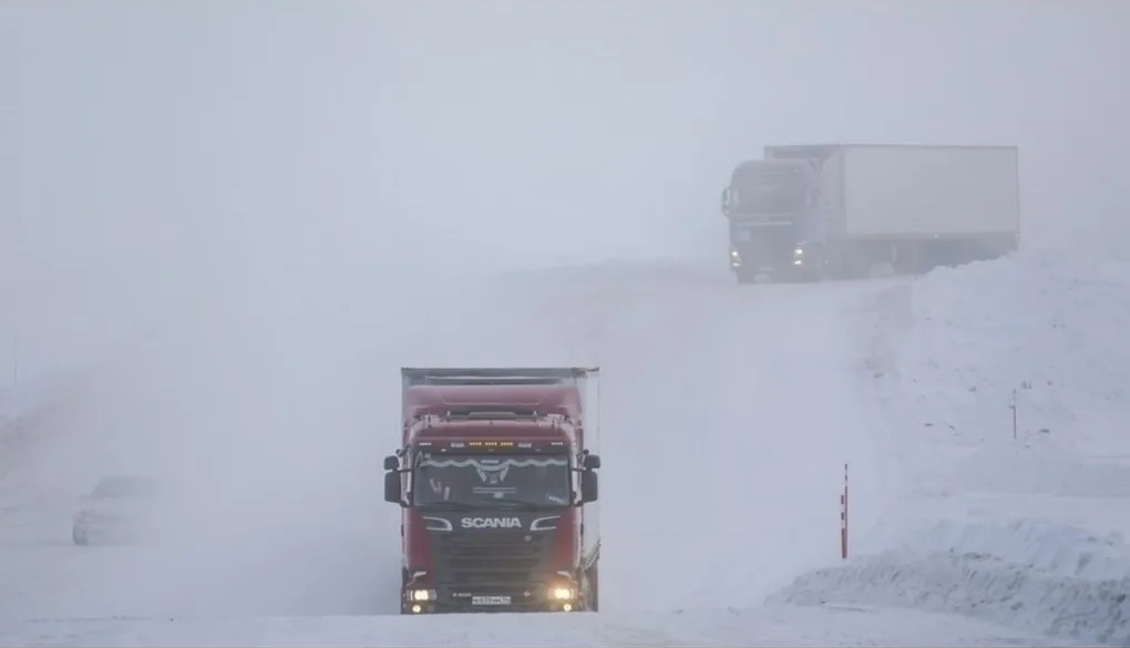 Грузовик на ледовой переправе в Якутии, зима