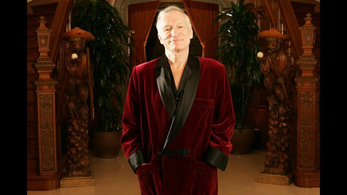 Хью Хефнер, основатель журнала Playboy, в халате с кроликом на лацкане