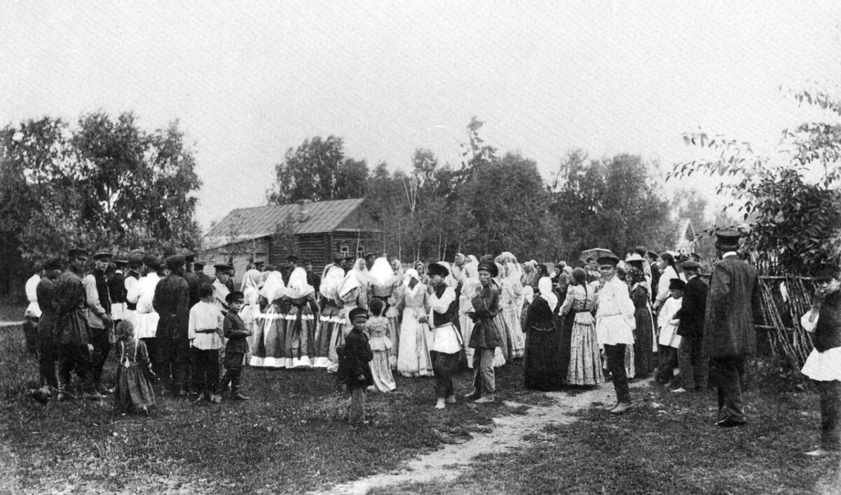 Народные гуляния на Яблочный спас, деревня, начало XX века, архивное фото