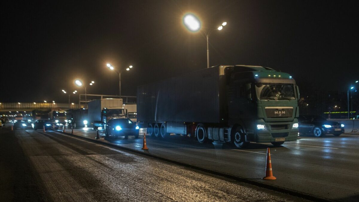 Колонна большегрузных грузовиков на ночной трассе