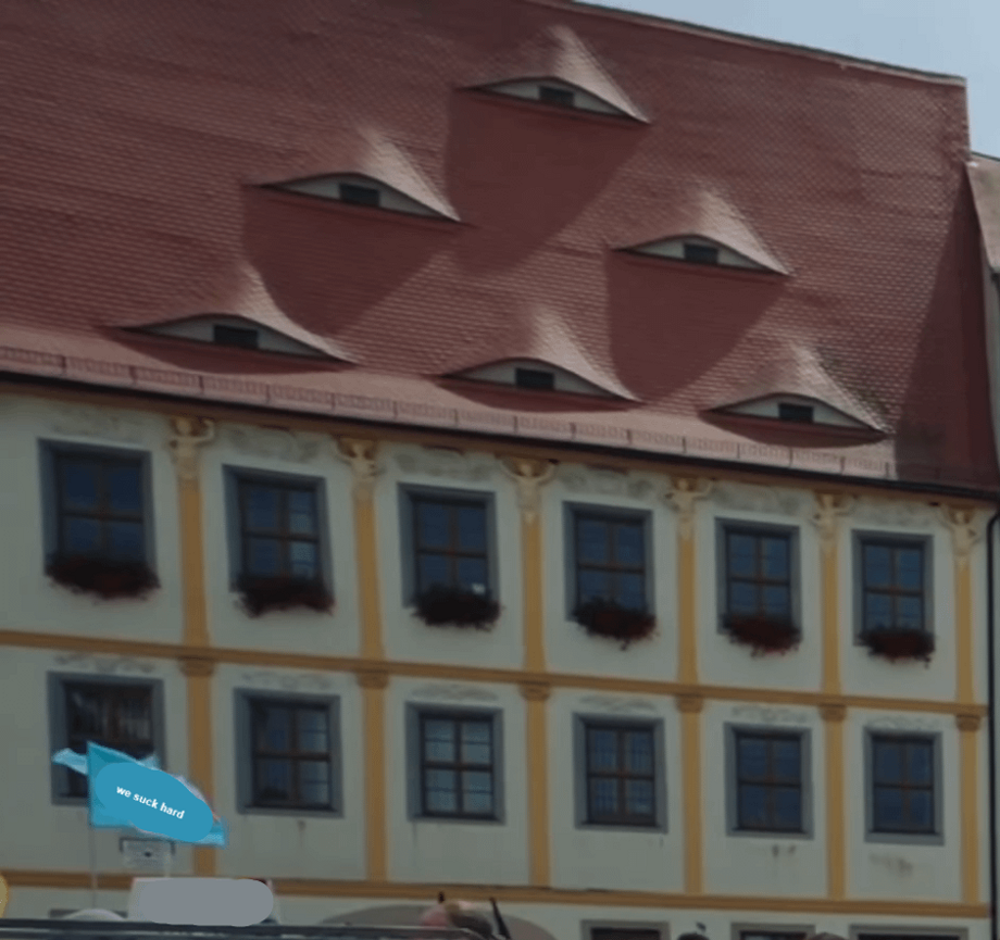 Дом с красной крышей и окнами в виде лица