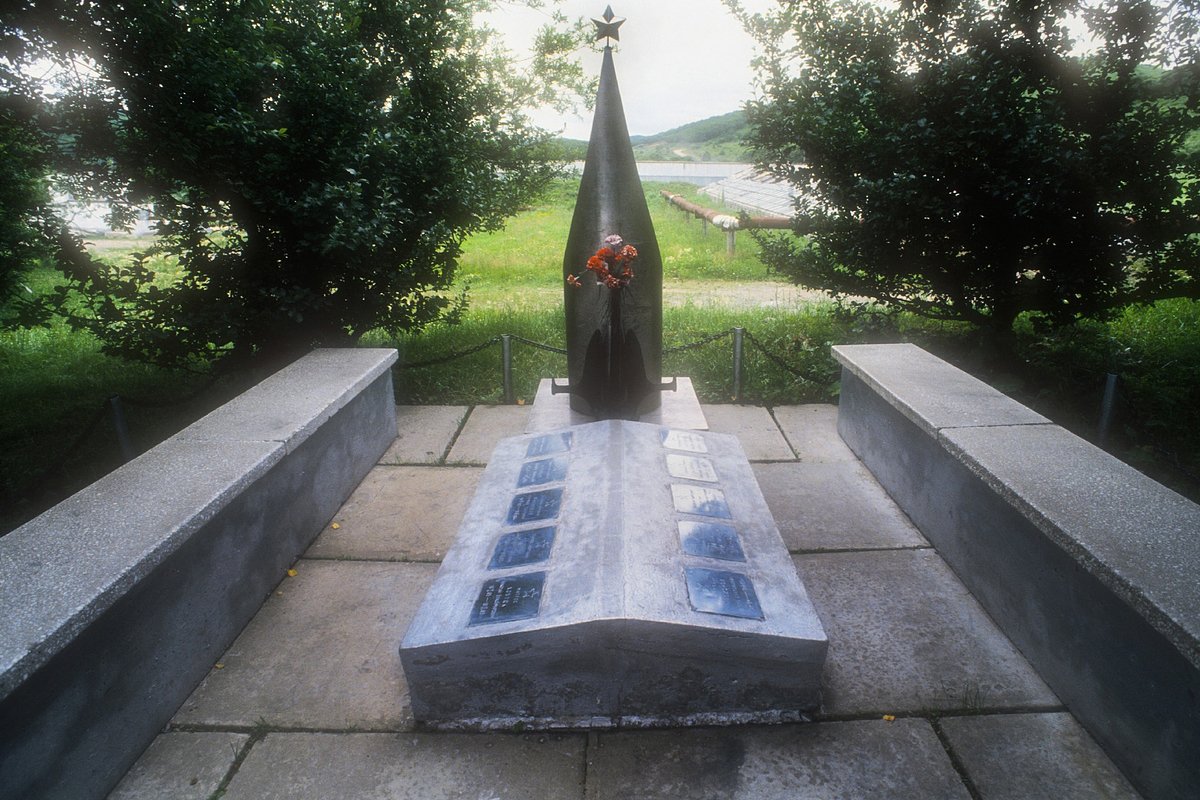 Монумент на могиле погибших моряков К-431, 1993 год